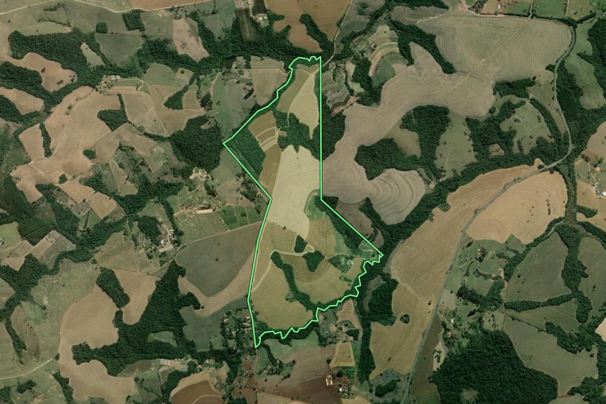 Imagem de satélite do imóvel rural em Itararé (SP), com o contorno declarado no CAR desenhado por cima.