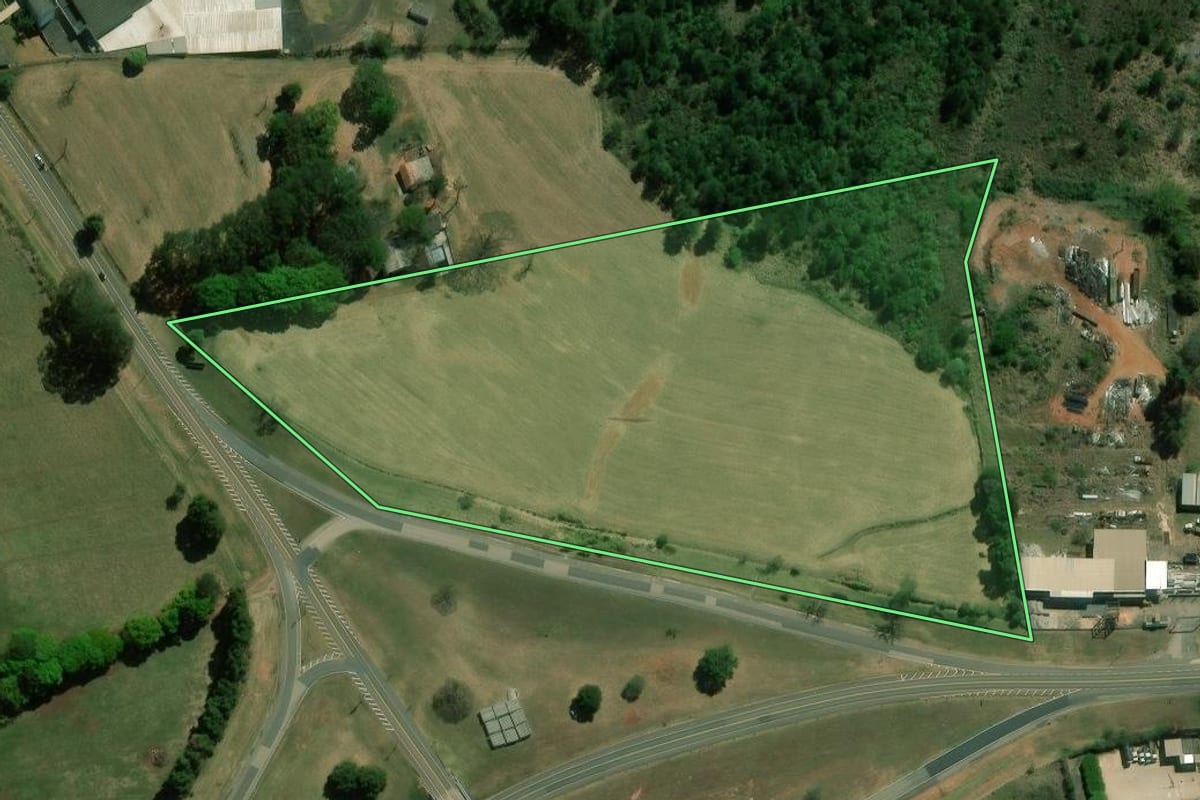 Imagem de satélite do imóvel rural em Itararé (SP), com o contorno declarado no CAR desenhado por cima.