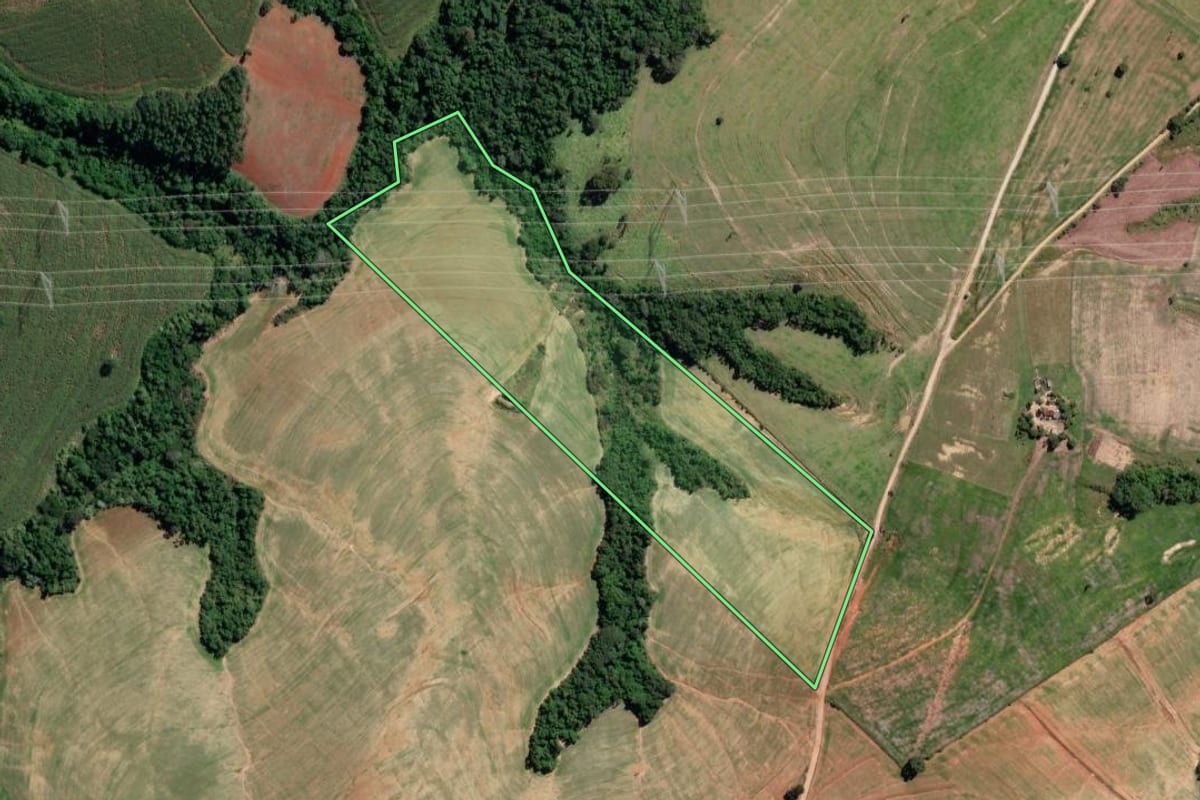 Imagem de satélite do imóvel rural em Itararé (SP), com o contorno declarado no CAR desenhado por cima.