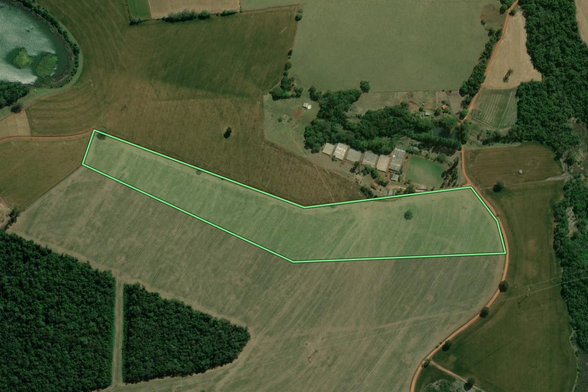 Imagem de satélite do imóvel rural em Itararé (SP), com o contorno declarado no CAR desenhado por cima.