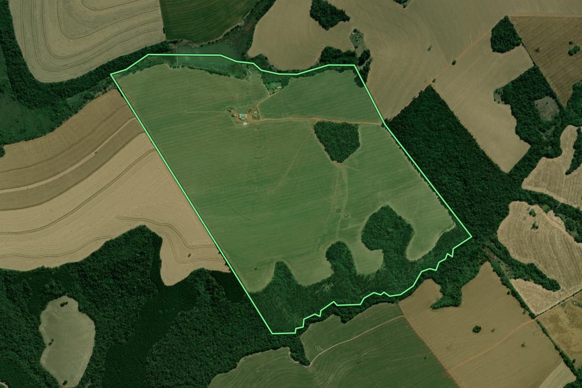 Imagem de satélite do imóvel rural em Itararé (SP), com o contorno declarado no CAR desenhado por cima.