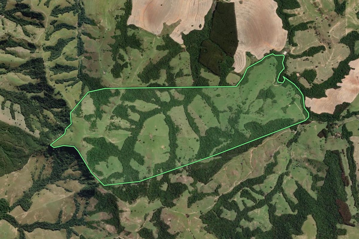 Imagem de satélite do imóvel rural em Itararé (SP), com o contorno declarado no CAR desenhado por cima.