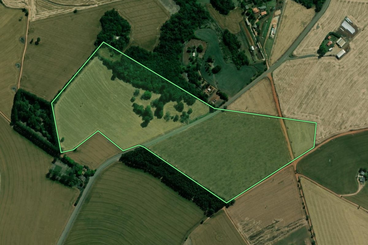 Imagem de satélite do imóvel rural em Itararé (SP), com o contorno declarado no CAR desenhado por cima.