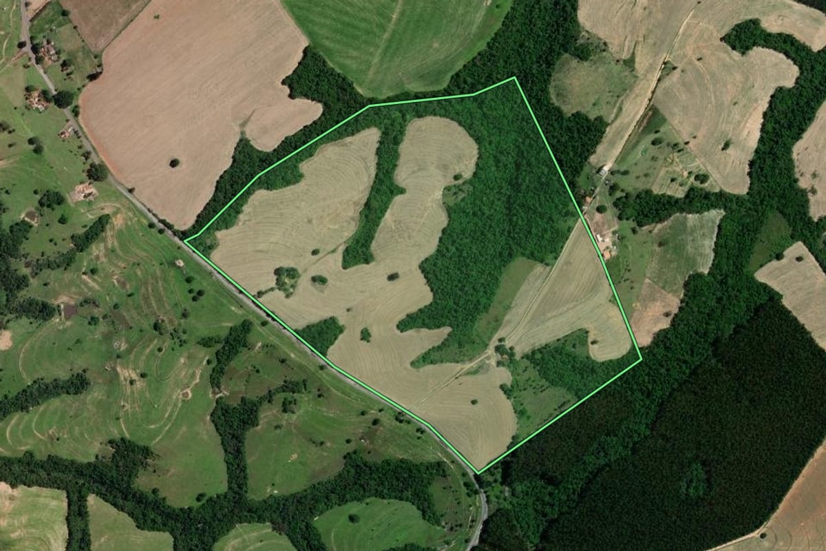 Imagem de satélite do imóvel rural em Itararé (SP), com o contorno declarado no CAR desenhado por cima.