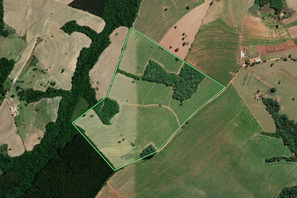 Imagem de satélite do imóvel rural em Itararé (SP), com o contorno declarado no CAR desenhado por cima.