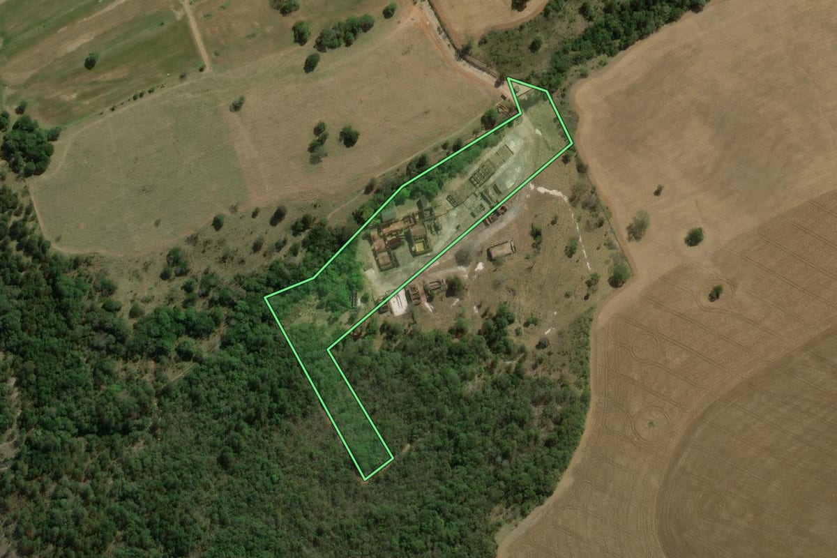 Imagem de satélite do imóvel rural em Itararé (SP), com o contorno declarado no CAR desenhado por cima.
