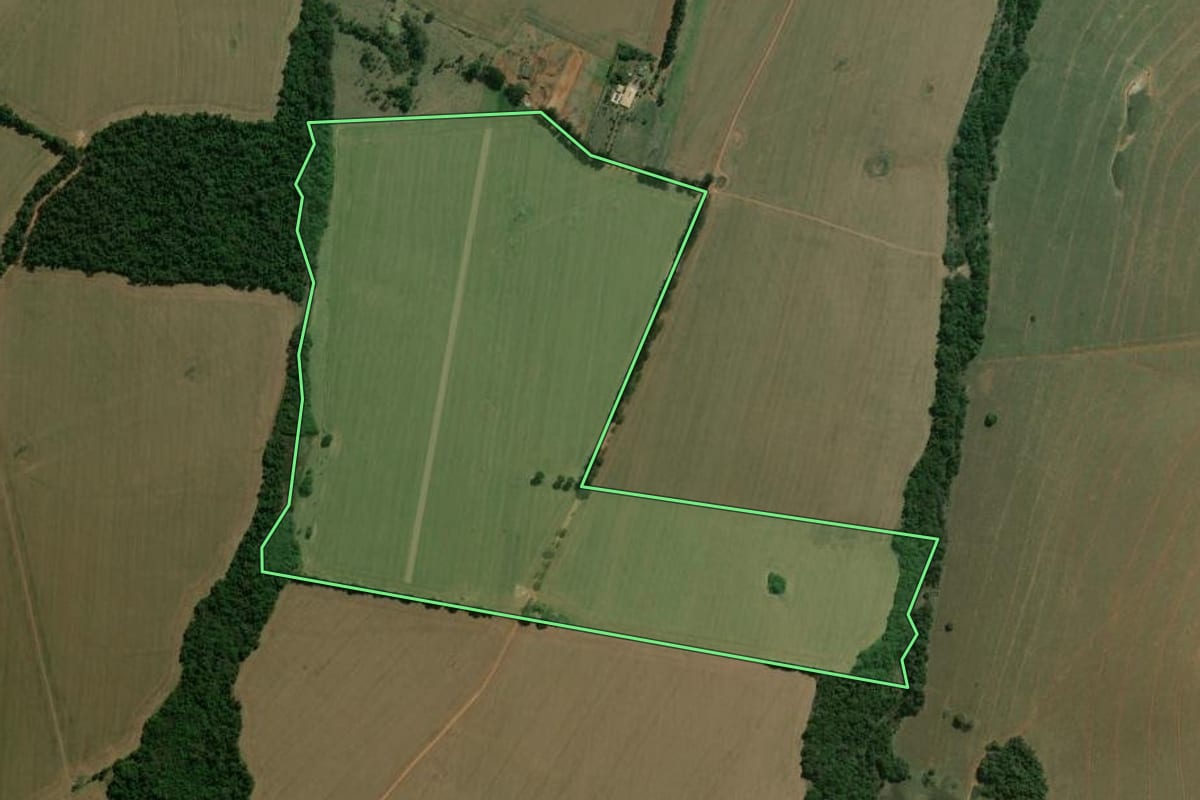 Imagem de satélite do imóvel rural em Itararé (SP), com o contorno declarado no CAR desenhado por cima.