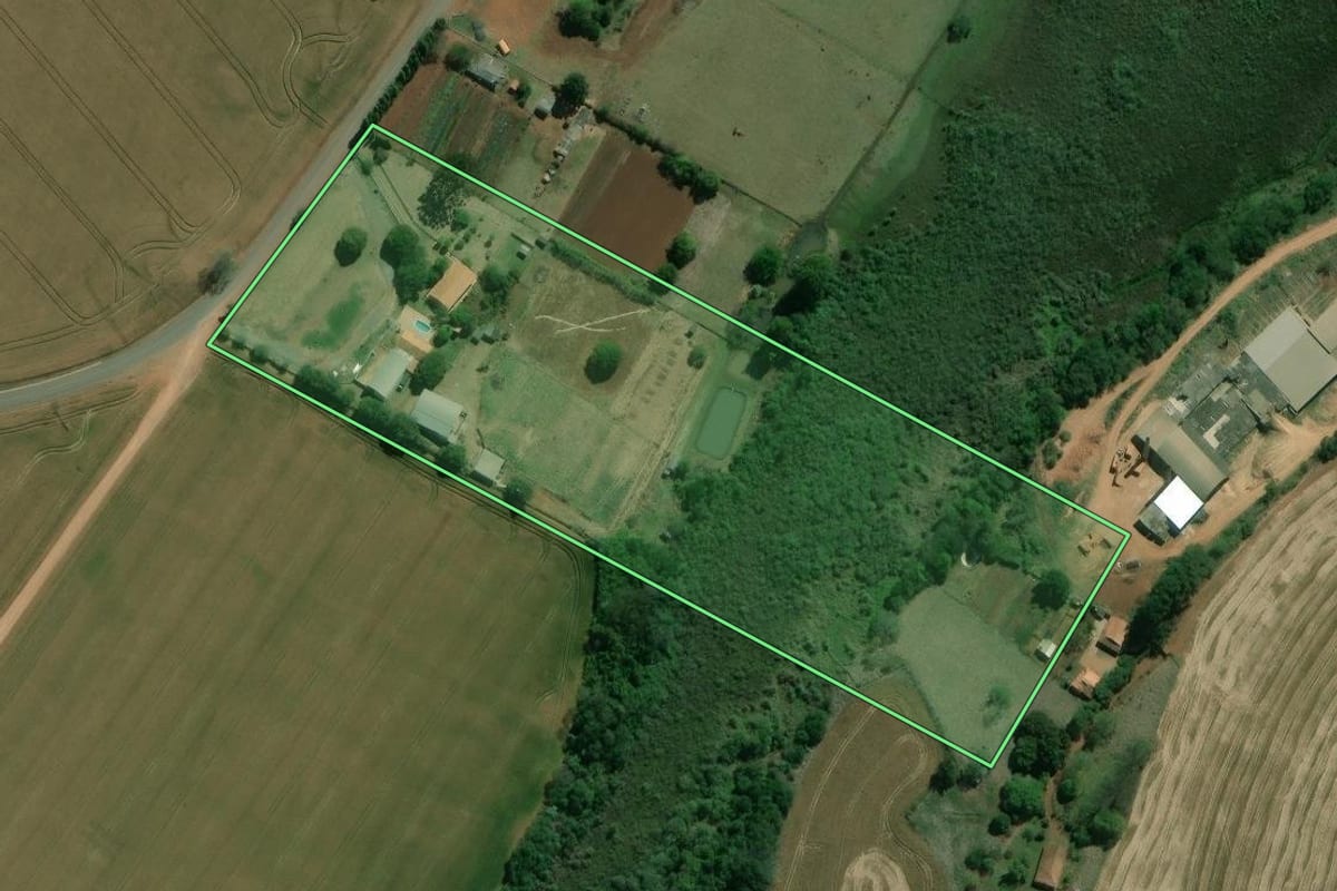 Imagem de satélite do imóvel rural em Itararé (SP), com o contorno declarado no CAR desenhado por cima.