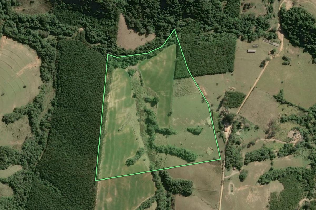 Imagem de satélite do imóvel rural em Itararé (SP), com o contorno declarado no CAR desenhado por cima.