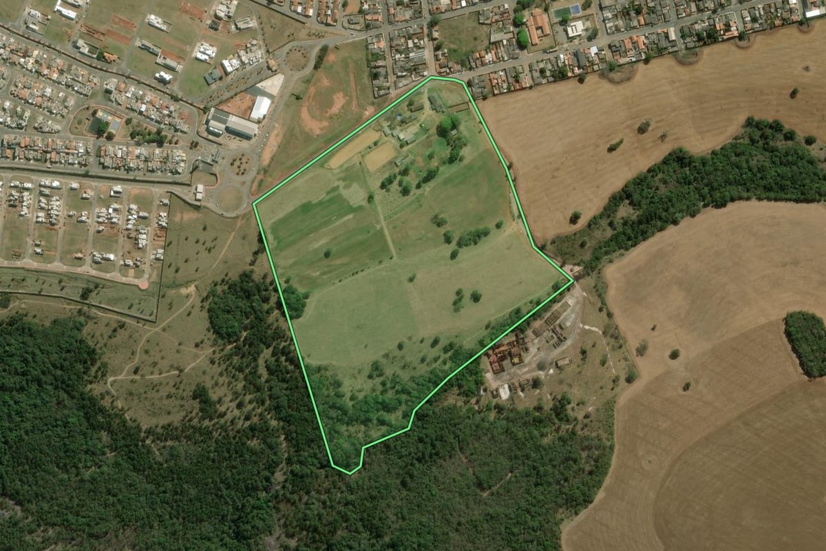 Imagem de satélite do imóvel rural em Itararé (SP), com o contorno declarado no CAR desenhado por cima.