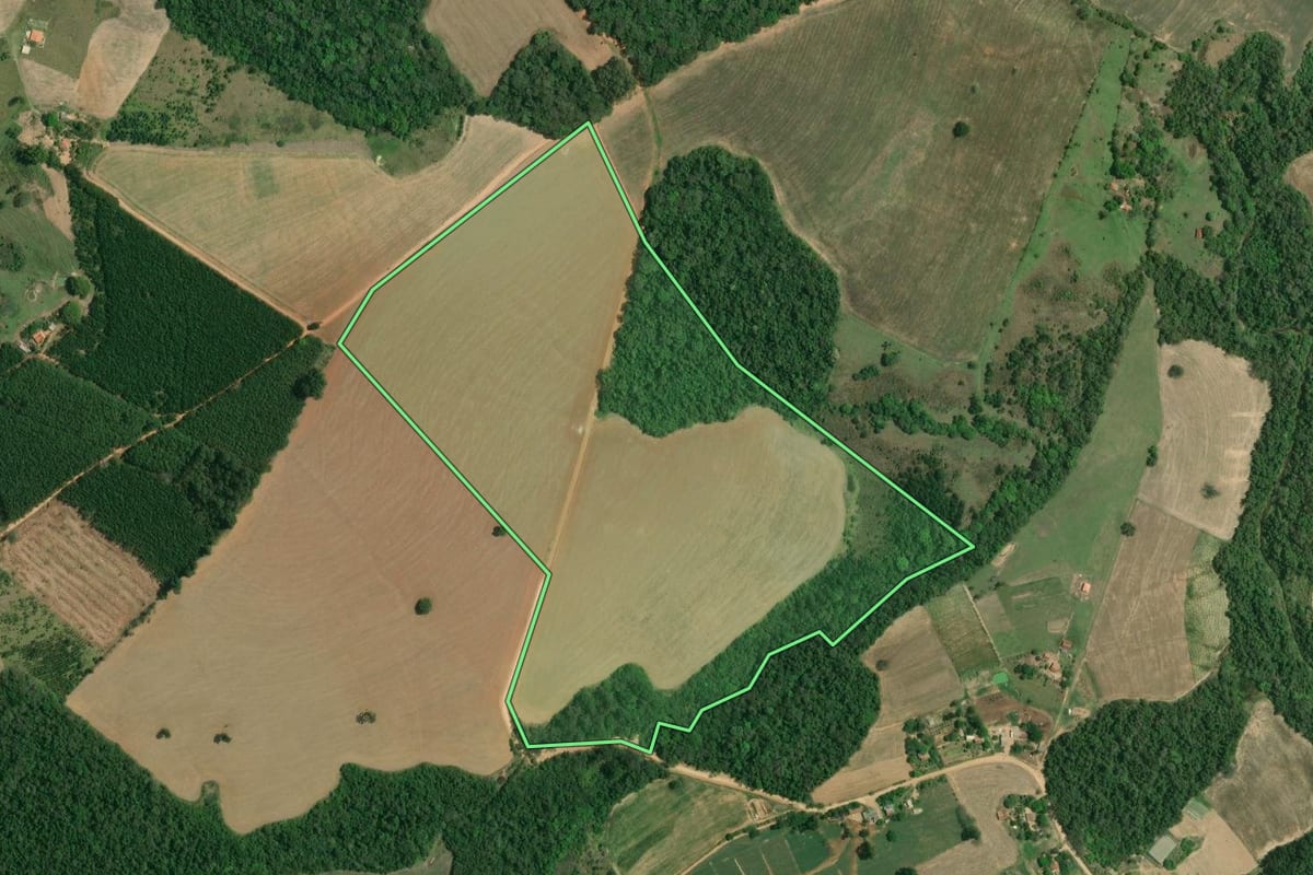 Imagem de satélite do imóvel rural em Itararé (SP), com o contorno declarado no CAR desenhado por cima.