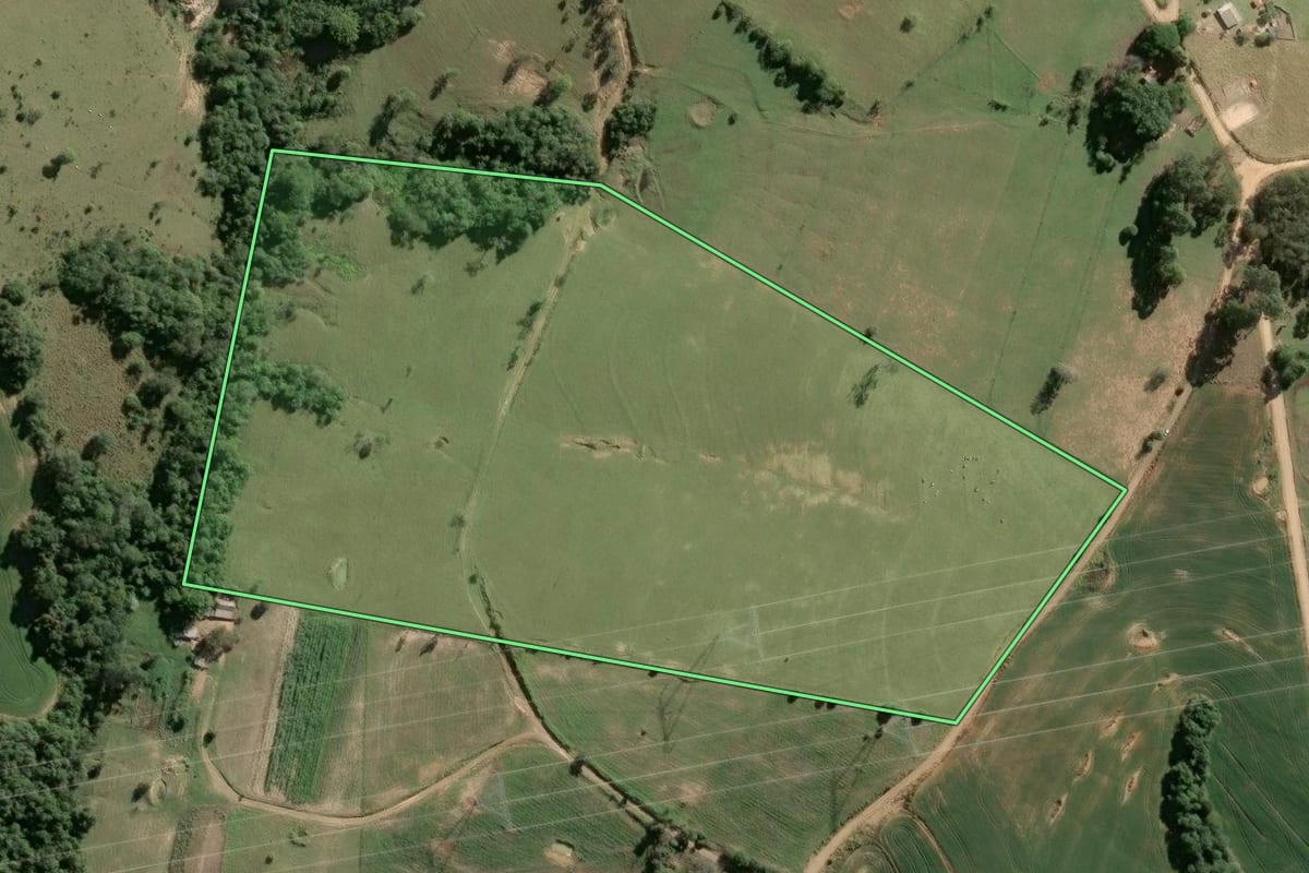 Imagem de satélite do imóvel rural em Itararé (SP), com o contorno declarado no CAR desenhado por cima.