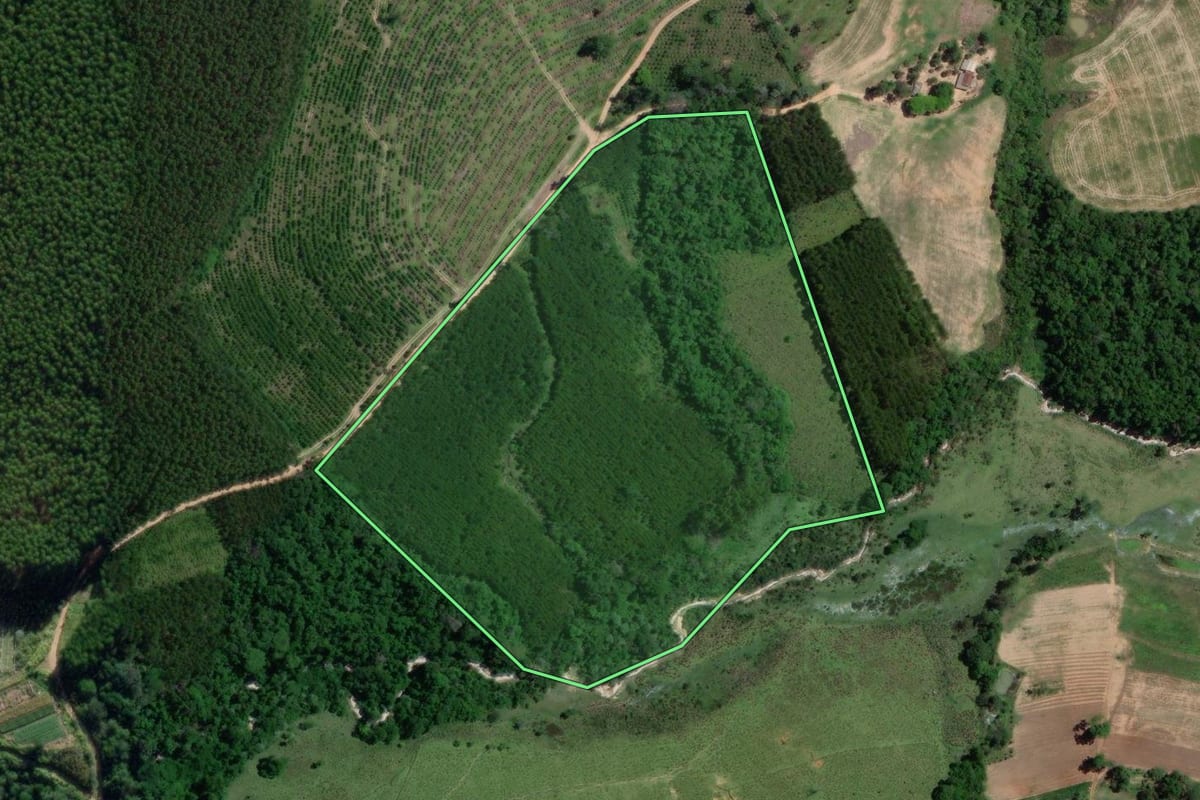 Imagem de satélite do imóvel rural em Itararé (SP), com o contorno declarado no CAR desenhado por cima.