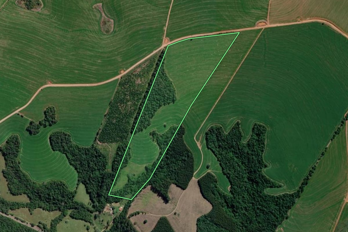 Imagem de satélite do imóvel rural em Itararé (SP), com o contorno declarado no CAR desenhado por cima.