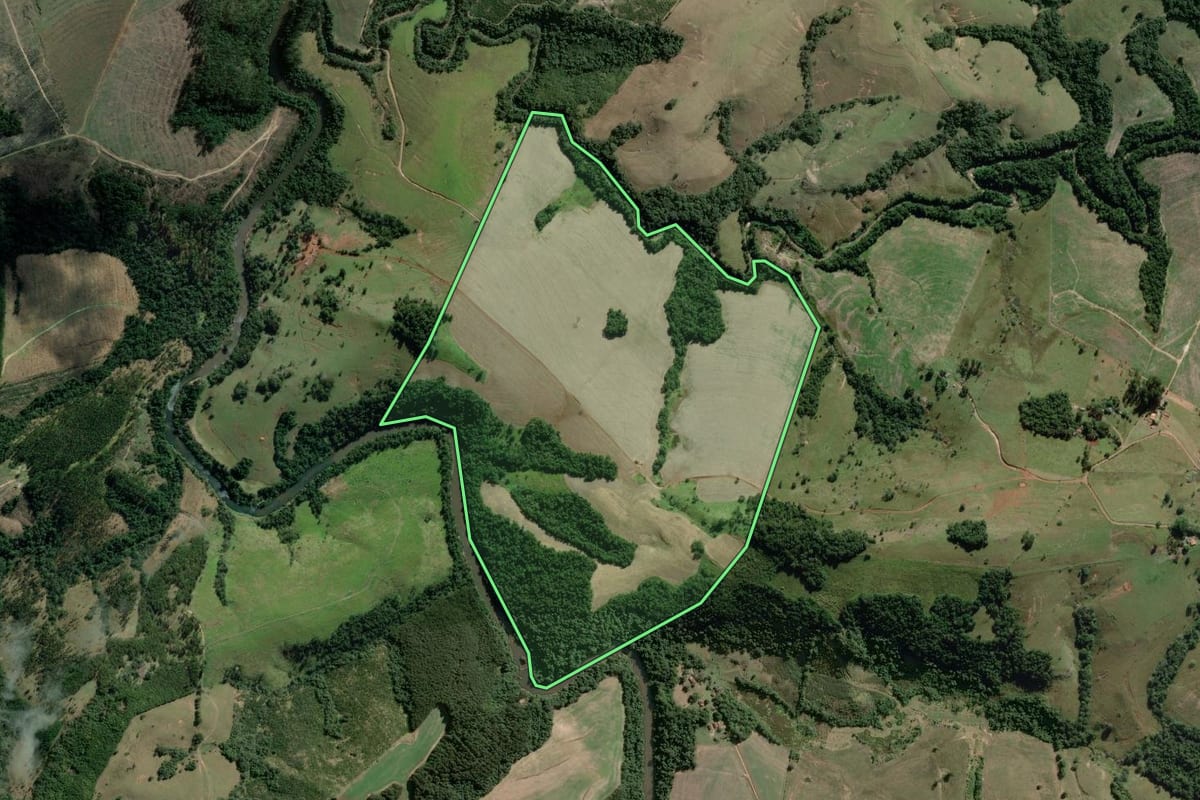 Imagem de satélite do imóvel rural em Itararé (SP), com o contorno declarado no CAR desenhado por cima.