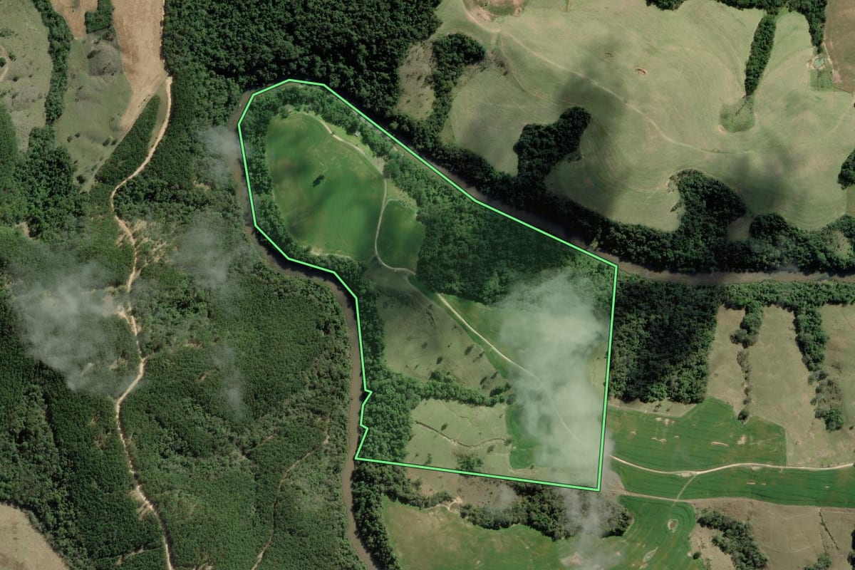 Imagem de satélite do imóvel rural em Itararé (SP), com o contorno declarado no CAR desenhado por cima.