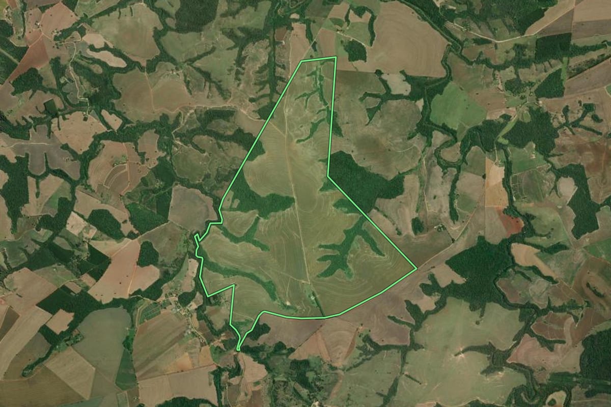 Imagem de satélite do imóvel rural em Itararé (SP), com o contorno declarado no CAR desenhado por cima.