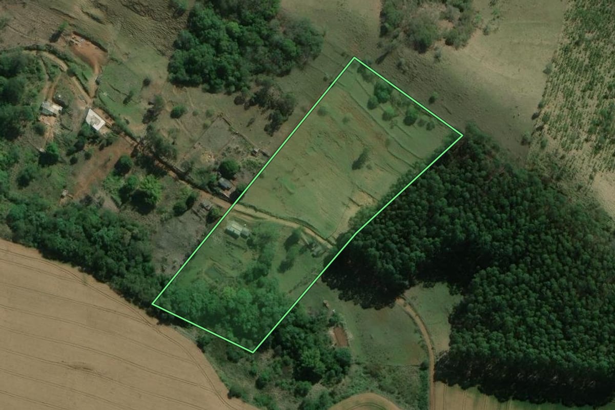 Imagem de satélite do imóvel rural em Itararé (SP), com o contorno declarado no CAR desenhado por cima.