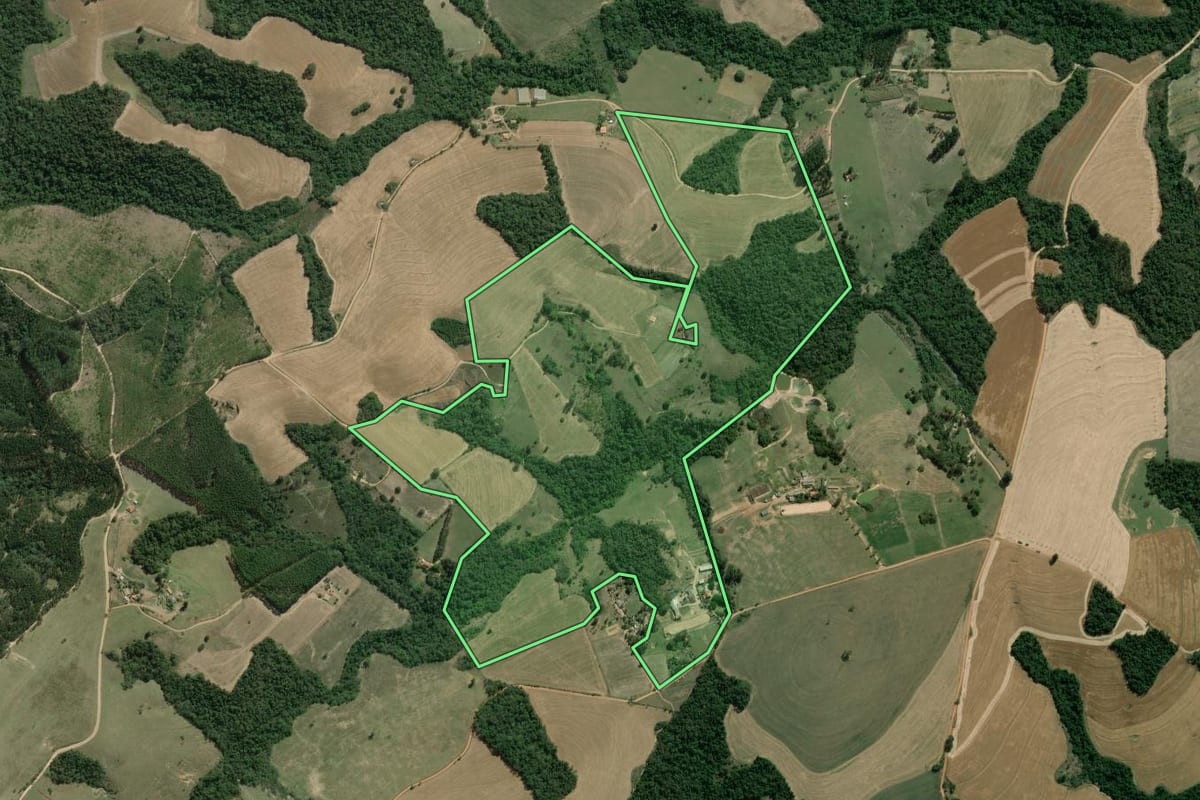 Imagem de satélite do imóvel rural em Itararé (SP), com o contorno declarado no CAR desenhado por cima.