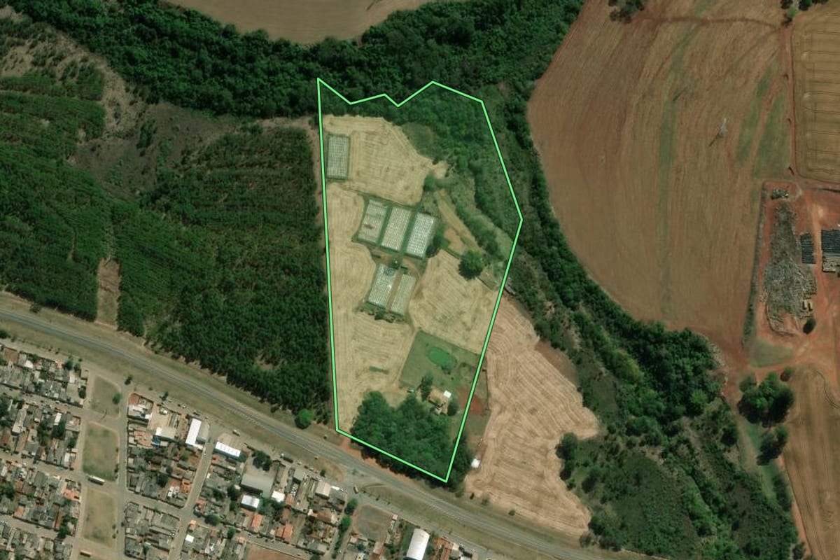 Imagem de satélite do imóvel rural em Itararé (SP), com o contorno declarado no CAR desenhado por cima.