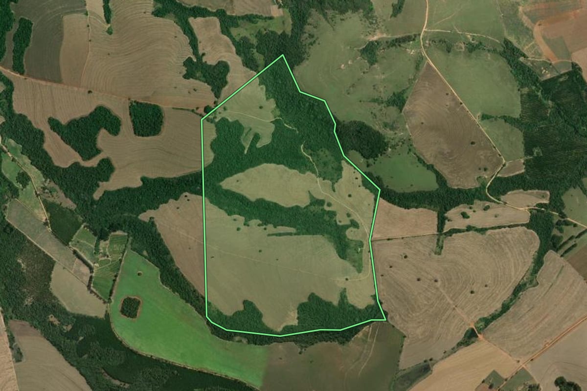 Imagem de satélite do imóvel rural em Itararé (SP), com o contorno declarado no CAR desenhado por cima.