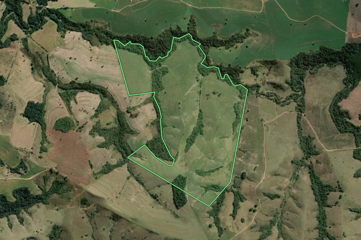 Imagem de satélite do imóvel rural em Itararé (SP), com o contorno declarado no CAR desenhado por cima.