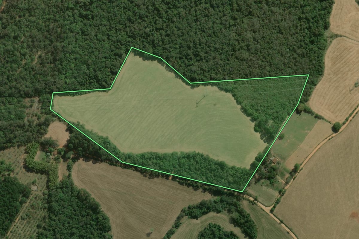 Imagem de satélite do imóvel rural em Itararé (SP), com o contorno declarado no CAR desenhado por cima.