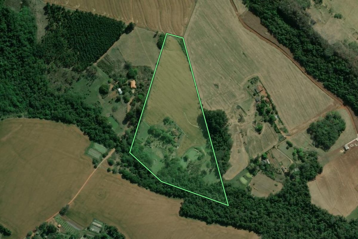 Imagem de satélite do imóvel rural em Itararé (SP), com o contorno declarado no CAR desenhado por cima.