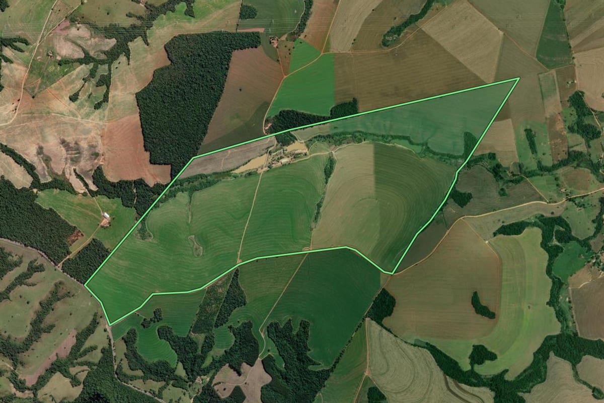 Imagem de satélite do imóvel rural em Itararé (SP), com o contorno declarado no CAR desenhado por cima.