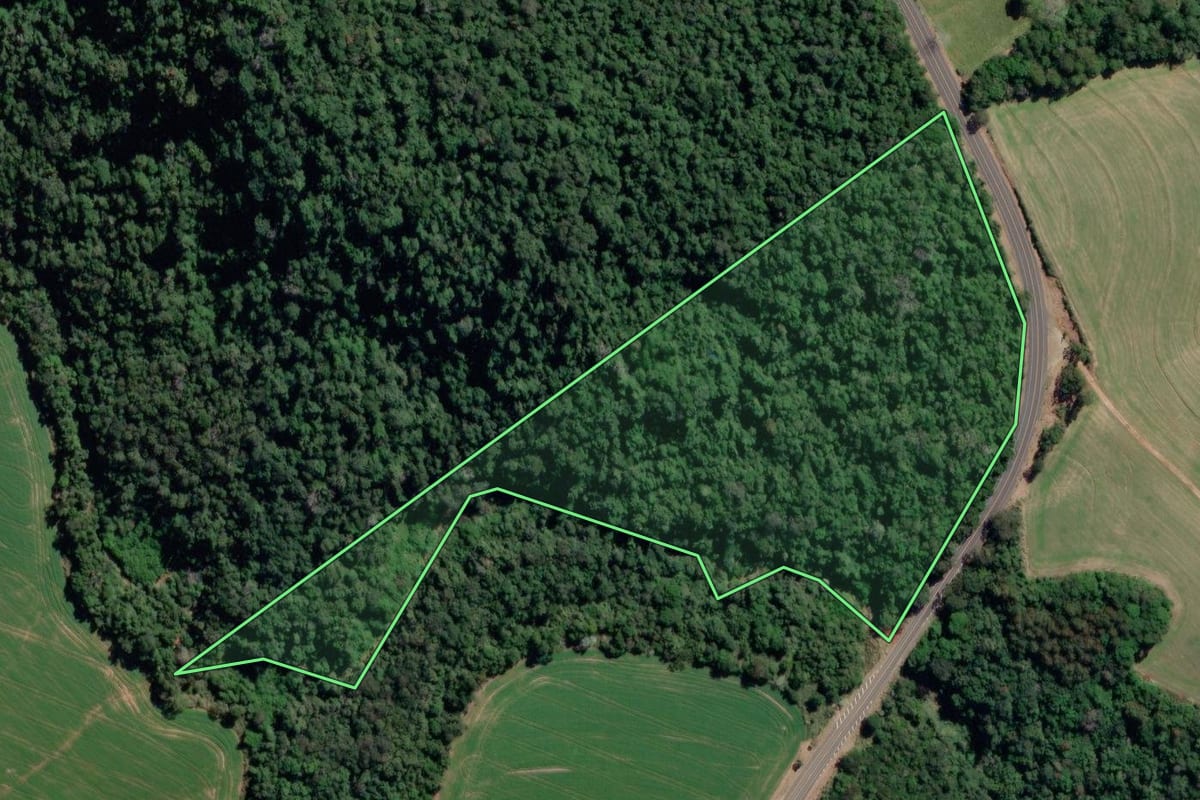 Imagem de satélite do imóvel rural em Itararé (SP), com o contorno declarado no CAR desenhado por cima.