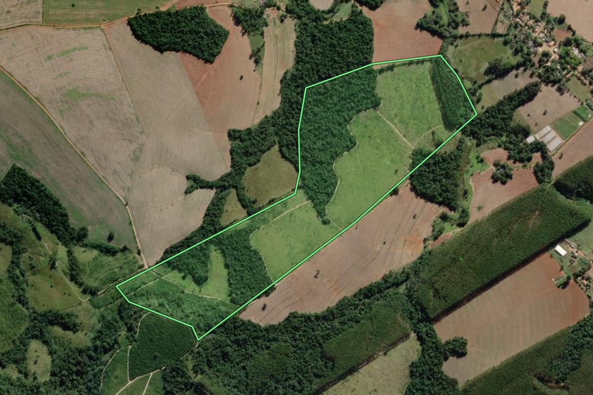 Imagem de satélite do imóvel rural em Itararé (SP), com o contorno declarado no CAR desenhado por cima.