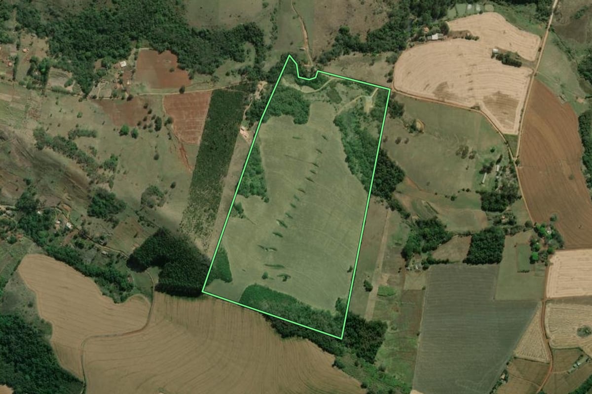 Imagem de satélite do imóvel rural em Itararé (SP), com o contorno declarado no CAR desenhado por cima.