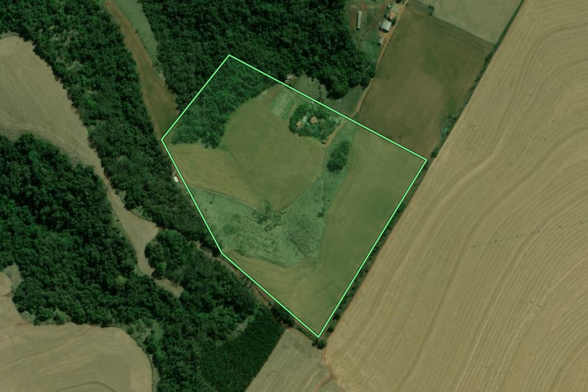 Imagem de satélite do imóvel rural em Itararé (SP), com o contorno declarado no CAR desenhado por cima.