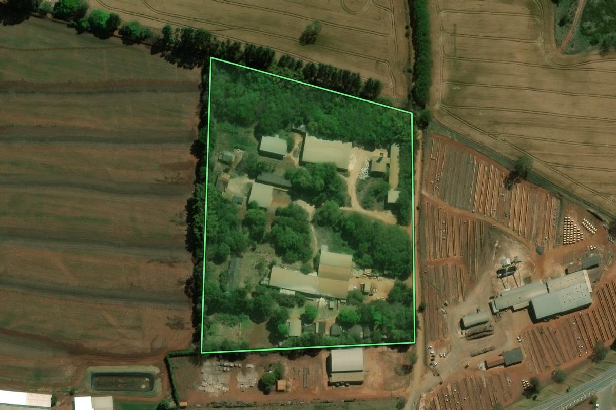 Imagem de satélite do imóvel rural em Itararé (SP), com o contorno declarado no CAR desenhado por cima.