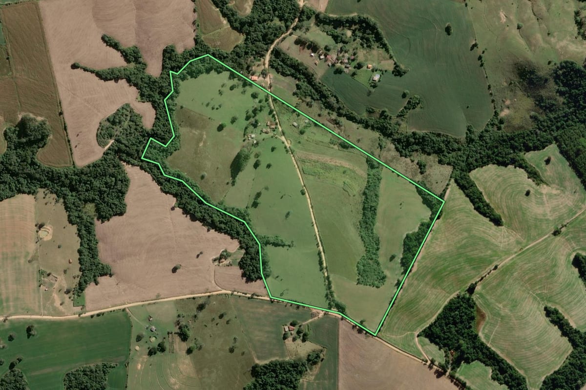 Imagem de satélite do imóvel rural em Itararé (SP), com o contorno declarado no CAR desenhado por cima.