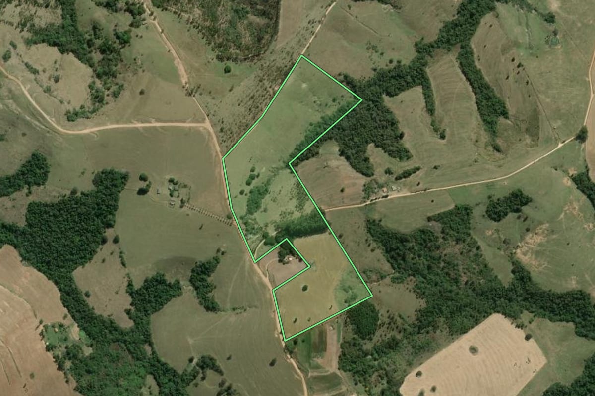 Imagem de satélite do imóvel rural em Itararé (SP), com o contorno declarado no CAR desenhado por cima.