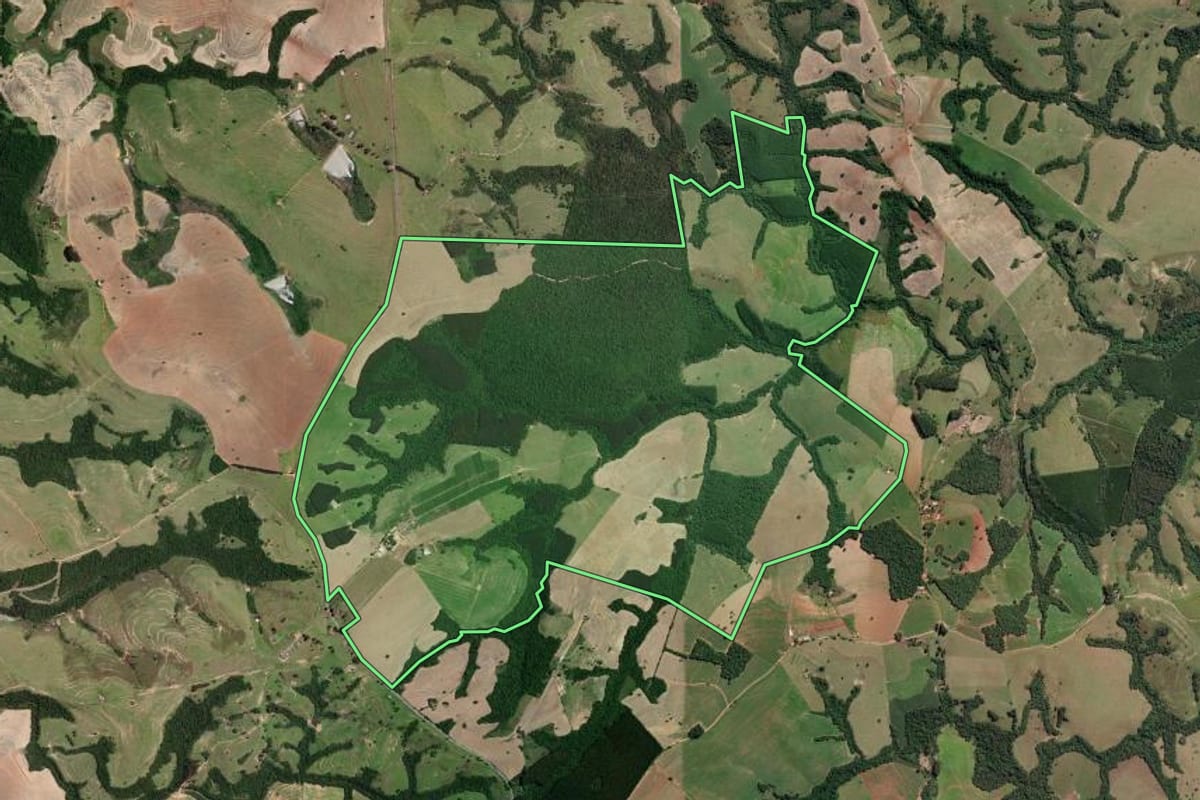 Imagem de satélite do imóvel rural em Itararé (SP), com o contorno declarado no CAR desenhado por cima.
