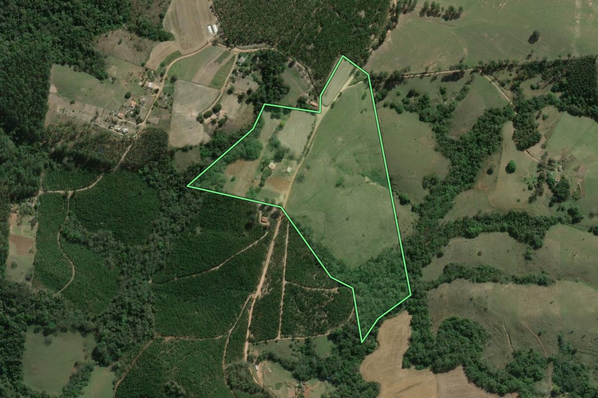 Imagem de satélite do imóvel rural em Itararé (SP), com o contorno declarado no CAR desenhado por cima.
