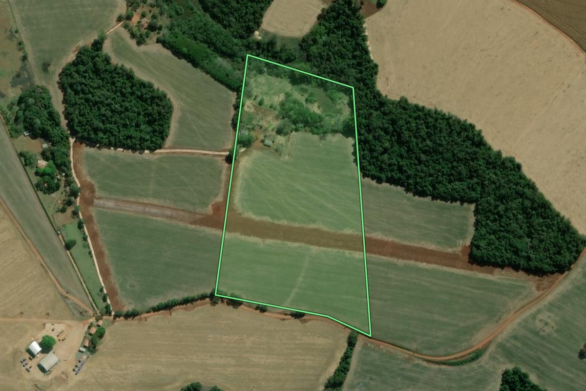 Imagem de satélite do imóvel rural em Itararé (SP), com o contorno declarado no CAR desenhado por cima.