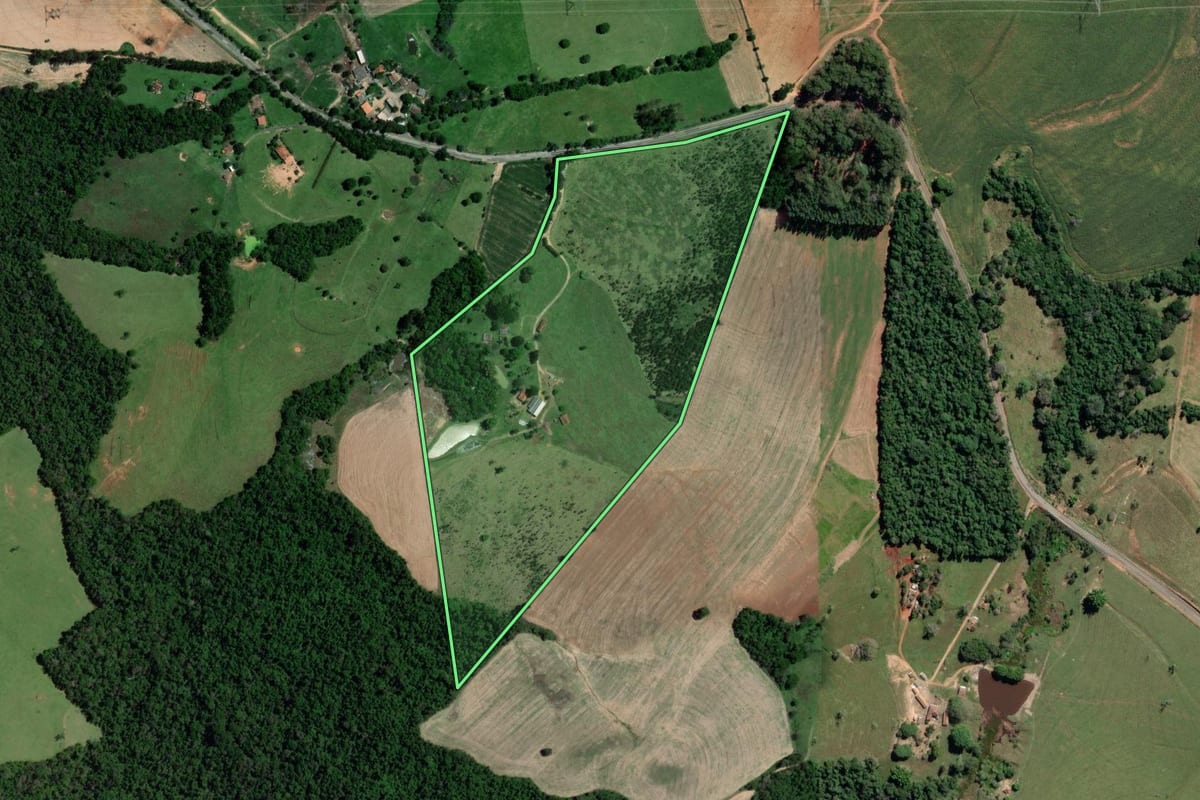 Imagem de satélite do imóvel rural em Itararé (SP), com o contorno declarado no CAR desenhado por cima.