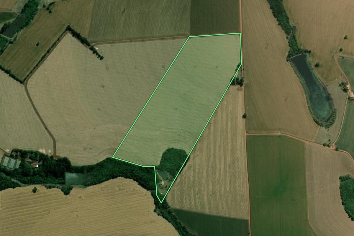 Imagem de satélite do imóvel rural em Itararé (SP), com o contorno declarado no CAR desenhado por cima.