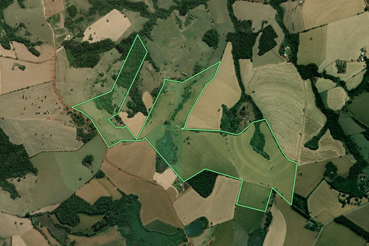 Imagem de satélite do imóvel rural em Itararé (SP), com o contorno declarado no CAR desenhado por cima.