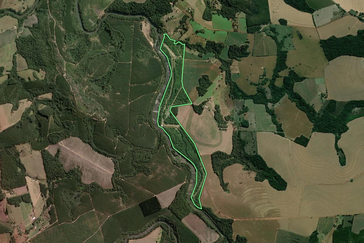 Imagem de satélite do imóvel rural em Itararé (SP), com o contorno declarado no CAR desenhado por cima.