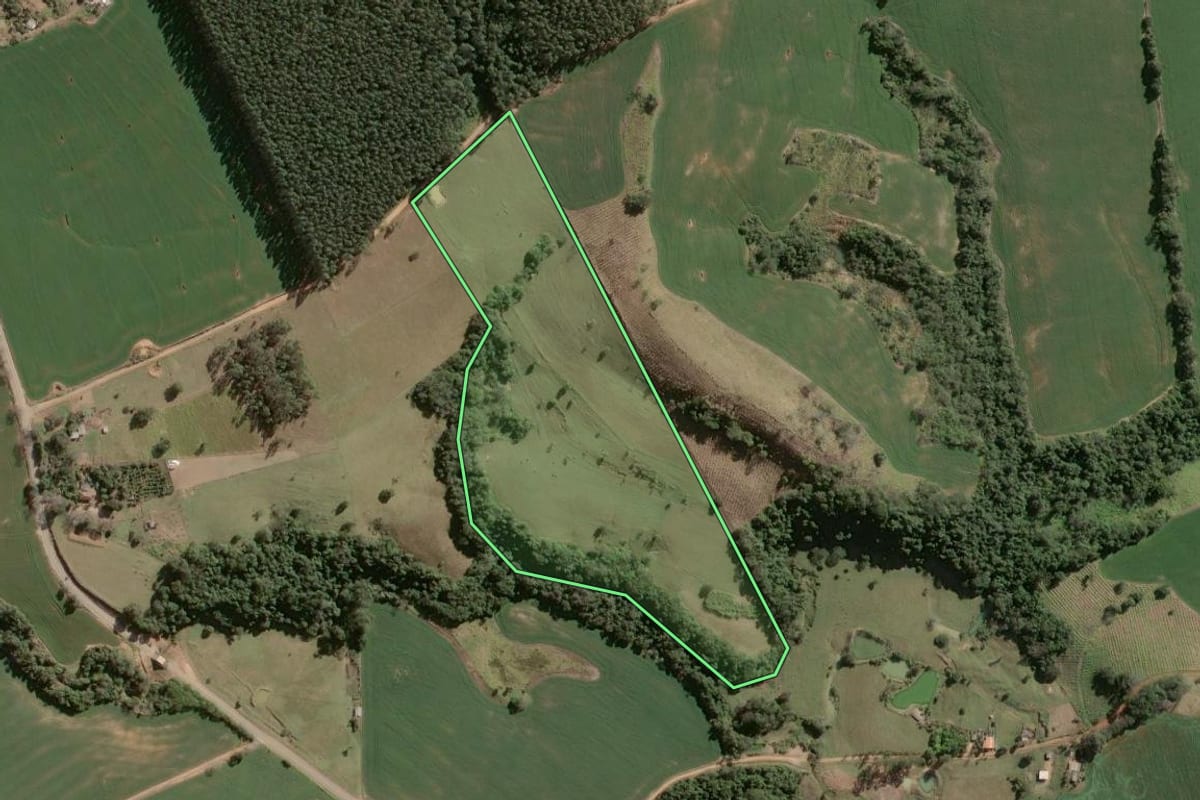 Imagem de satélite do imóvel rural em Itararé (SP), com o contorno declarado no CAR desenhado por cima.