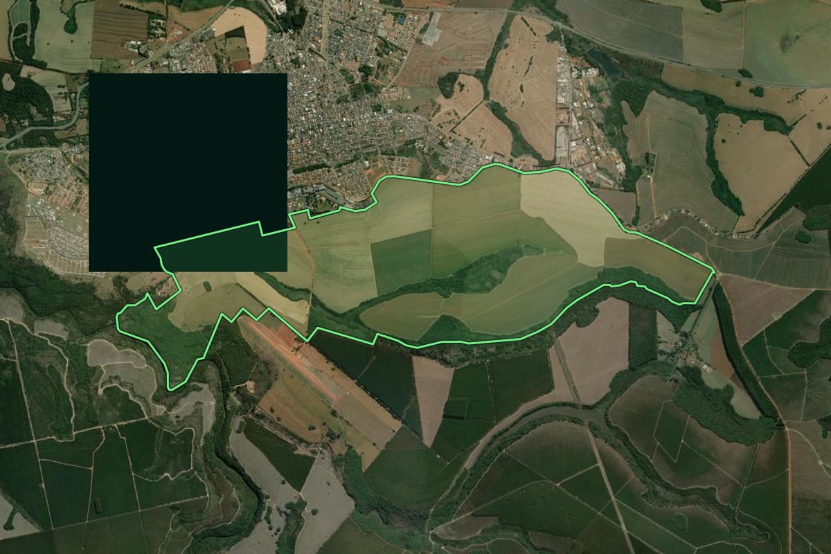Imagem de satélite do imóvel rural em Itararé (SP), com o contorno declarado no CAR desenhado por cima.