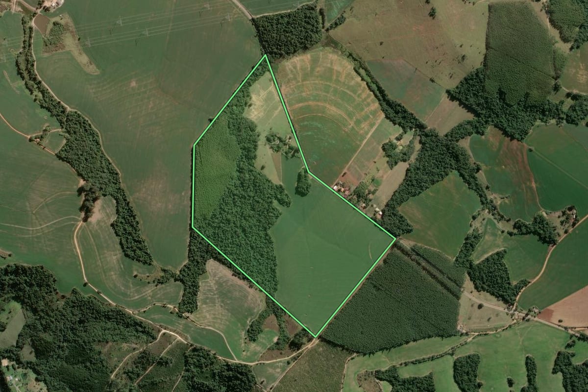 Imagem de satélite do imóvel rural em Itararé (SP), com o contorno declarado no CAR desenhado por cima.