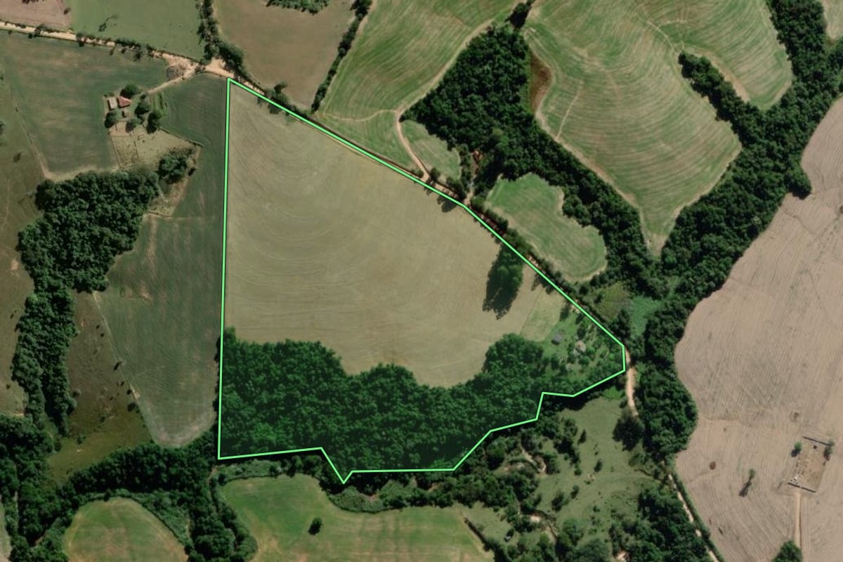 Imagem de satélite do imóvel rural em Itararé (SP), com o contorno declarado no CAR desenhado por cima.