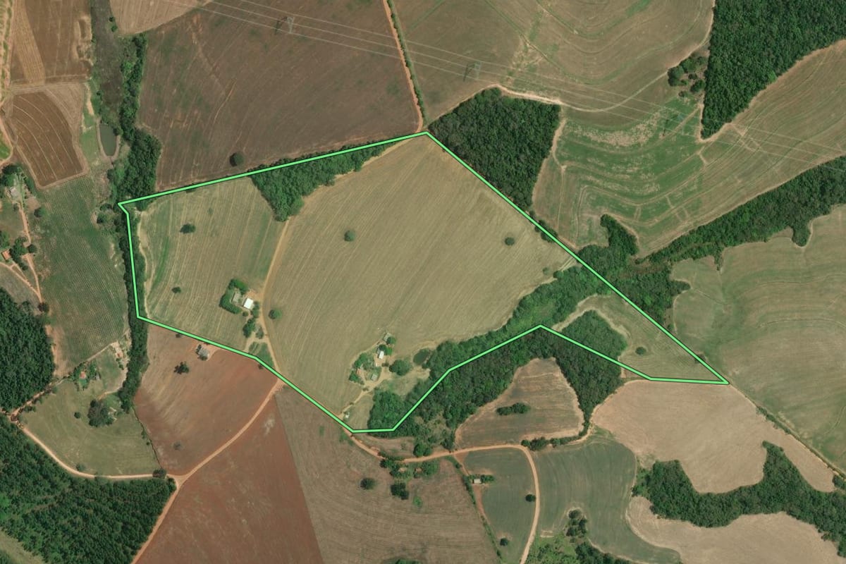 Imagem de satélite do imóvel rural em Itararé (SP), com o contorno declarado no CAR desenhado por cima.