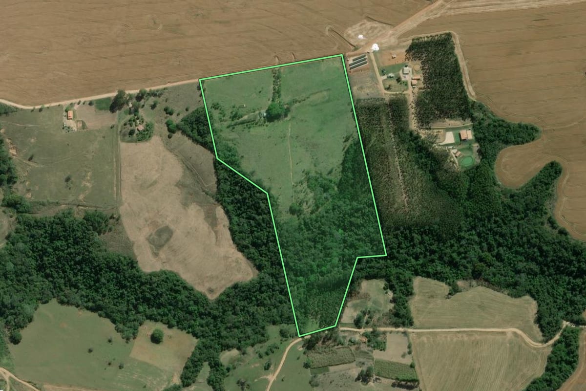 Imagem de satélite do imóvel rural em Itararé (SP), com o contorno declarado no CAR desenhado por cima.