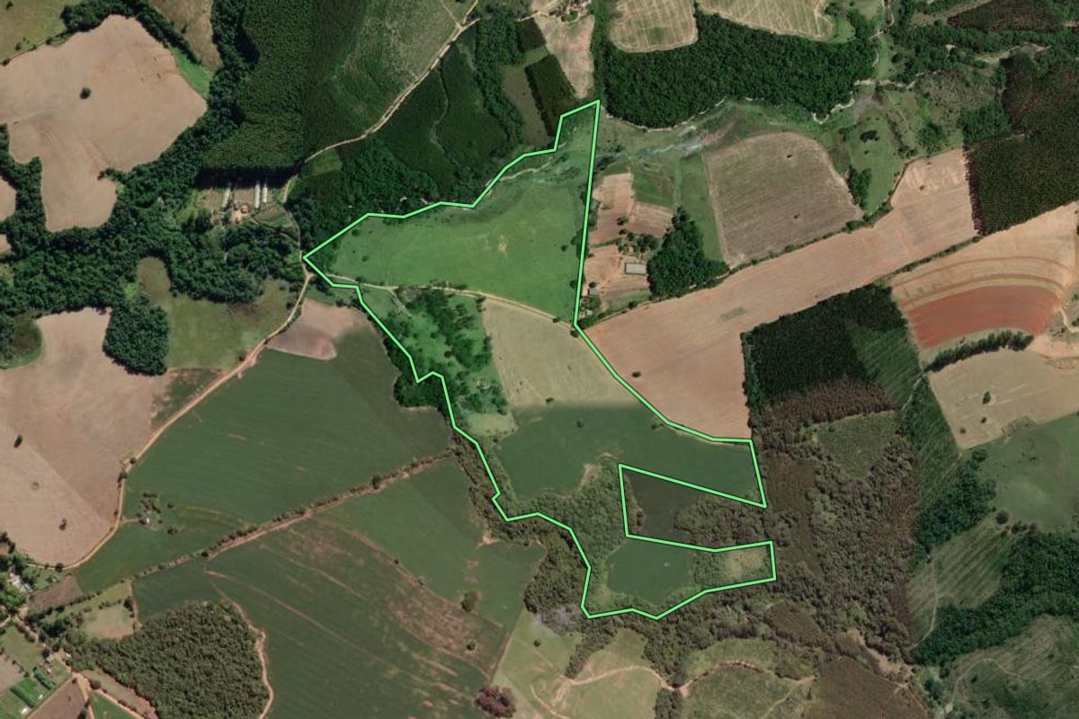 Imagem de satélite do imóvel rural em Itararé (SP), com o contorno declarado no CAR desenhado por cima.